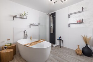 Shower, hair dryer, towels, soap - Beautiful 4 bedroom, 5 bathrooms Mediterranean style house with a pool and sauna (Poljane)