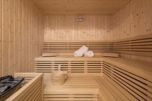 A wooden sauna with benches, a bench with towels, and a bucket. - Casa Mills, luxury 4 bedrooms house near Opatija (Poljane)