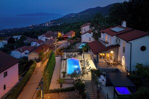 A residential area with houses, a swimming pool, and a view of the sea. - Casa Mills, luxury 4 bedrooms house near Opatija (Poljane)