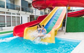Piscine extérieure (ouverte en saison), parasols de plage