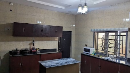 Full-size fridge, microwave, dishwasher, blender