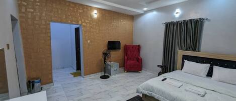 Yhden hengen standard-huone, 1 suuri yhden hengen sänky, näköala puistoon | Työpöytä, ilmainen Wi-Fi