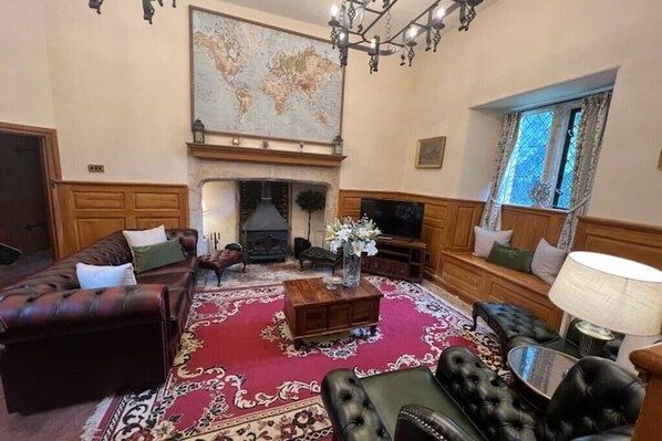 Smart TV, caminetto, lettore DVD, libri