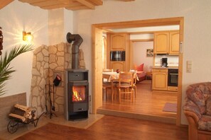 Fernseher, Kamin, DVD-Player, Bücher