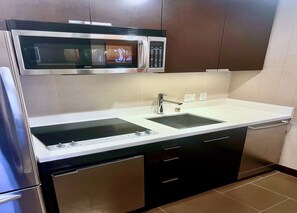 Fridge, microwave, stovetop, dishwasher