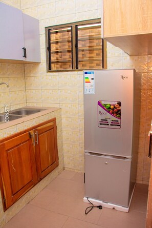 Lemari es besar, microwave, oven, dan blender