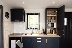 Réfrigérateur, four, plaque de cuisson, bouilloire électrique