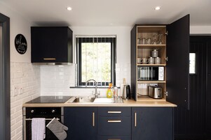 Geladeira, fogão, cooktop, chaleira elétrica