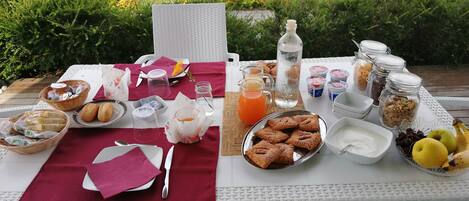 Petit déjeuner continental (16 EUR par personne)