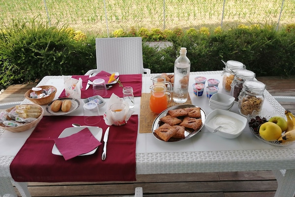 Petit déjeuner continental (16 EUR par personne)