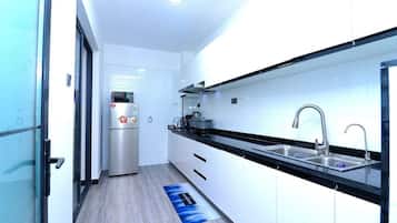 Apartamento exclusivo | Cocina privada | Frigorífico, microondas y utensilios de cocina