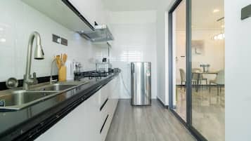 Apartamento Deluxe | Cocina privada | Frigorífico, microondas y utensilios de cocina