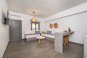 Suite – superior | Oppholdsområde | En 52-tommers Flatskjerm-TV med Parabol-TV