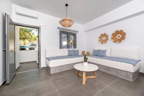 Superior Suite | Ruang tamu | 52 inci televisyen skrin rata dengan satelit 