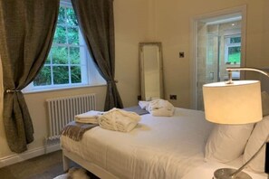 1 sovrum, strykjärn/strykbräda, resesäng och sängkläder