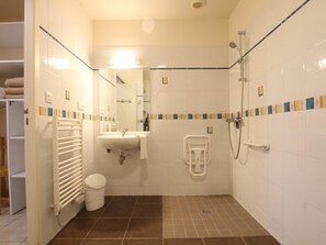 Bathroom - Unique studio in La Hague, PMR access, pets allowed and WiFi (La Hague)