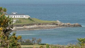 A coastal property with a white building overlooking the sea. - Unique studio in La Hague, PMR access, pets allowed and WiFi (La Hague)