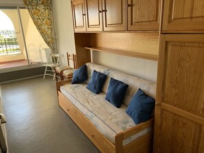 Living area - Air-Conditioned 2-Room Apartment with Pool, Parking, and Pets Allowed in Port Camargue (Port Camargue)