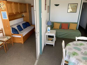 Living area - Air-Conditioned 2-Room Apartment with Pool, Parking, and Pets Allowed in Port Camargue (Port Camargue)