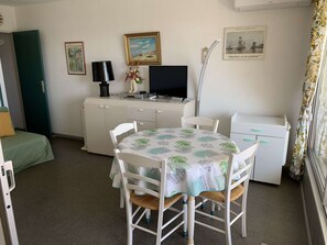 Dining - Air-Conditioned 2-Room Apartment with Pool, Parking, and Pets Allowed in Port Camargue (Port Camargue)