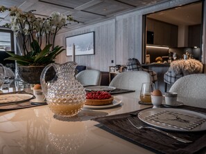 Dining - Luxurious Ski-In/Ski-Out Apartment with Terrace, Close to Courchevel 1850 Pistes (Courchevel)