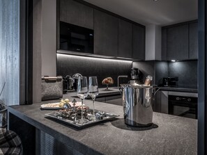 Fridge, dishwasher - Luxurious Ski-In/Ski-Out Apartment with Terrace, Close to Courchevel 1850 Pistes (Courchevel)