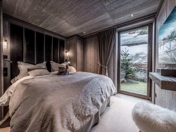 5 bedrooms, free WiFi, bed sheets - Luxurious Ski-In/Ski-Out Apartment with Terrace, Close to Courchevel 1850 Pistes (Courchevel)
