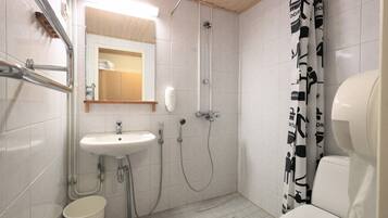 Een haardroger, een bidet, handdoeken