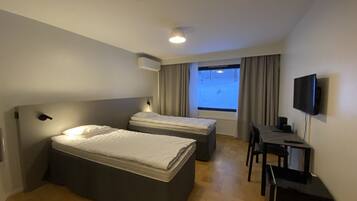 Standaard kamer, uitzicht op tuin | 1 slaapkamer, een bureau, een laptopwerkplek, beddengoed