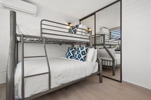 4 Schlafzimmer, Schreibtisch, Bügeleisen/Bügelbrett, Reisekinderbett
