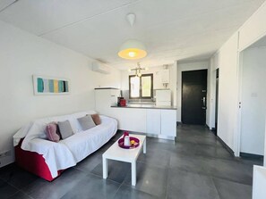 Living area - Beachfront Ground Floor Apt with Terrace & A/C in Lumio (Lumio)