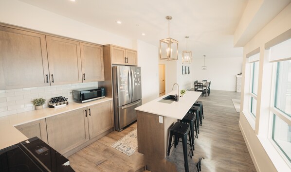 Refrigerador, microondas, horno y parrilla de estufa 