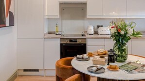 Căn hộ trung tâm thành phố | Bếp riêng | Tủ lạnh, lò vi sóng, lò nướng, bếp nấu 