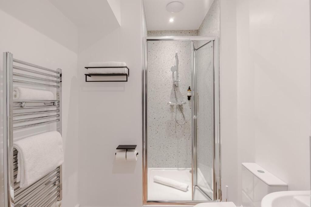 免费洗浴用品、吹风机、毛巾、卫生纸