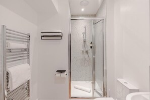 Perlengkapan mandi gratis, pengering rambut, handuk, dan tisu toilet