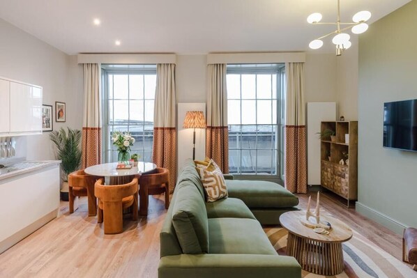 Comfort-huoneisto | Oleskelualue | 42–tuumainen äly-TV, jossa digitaalikanavat