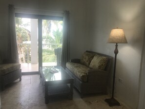 Leilighet, 1 kingsize-seng | Oppholdsområde | En 45-tommers smart-TV med digitale kanaler samt strømmetjenester