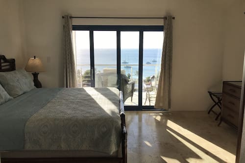 Premium bedding, in-room safe, iron/ironing board, free WiFi