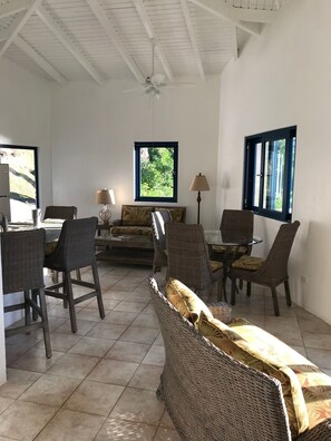 Apartamento, 2 habitaciones, vistas al mar | Zona de estar | Smart TV de 45 pulgadas con canales digitales, servicios de streaming