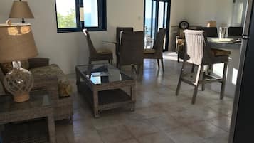 Huoneisto, 2 makuuhuonetta, valtamerinäköala | Oleskelualue | 45–tuumainen äly-TV, jossa digitaalikanavat