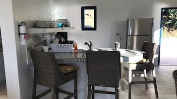 Appartement, 2 slaapkamers, uitzicht op zee | Privékeuken | Een koelkast met diepvriezer, een microgolfoven, een oven, een kookplaat