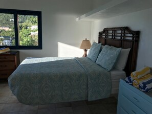 Apartamento, 2 habitaciones, vistas al mar | Ropa de cama de alta calidad, caja fuerte, tabla de planchar con plancha