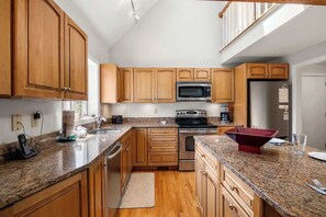 Fridge, microwave, oven, stovetop - Kayaking, Swimming, and Shopping all within 3 miles! (Orleans)