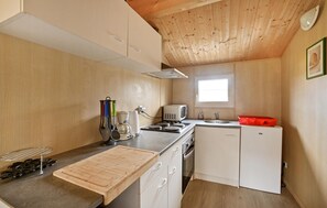 Kühlschrank, Ofen, Herdplatte, Wasserkocher mit Kaffee-/Teezubehör