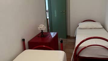 2 bilik tidur, meja, seterika/papan seterika