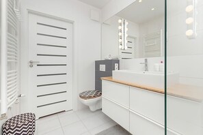 Shower, hair dryer, shampoo