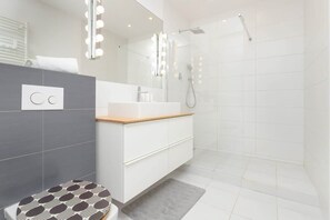 Douche, séchoir à cheveux, shampooing