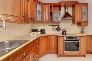 Fridge, oven, stovetop, dishwasher