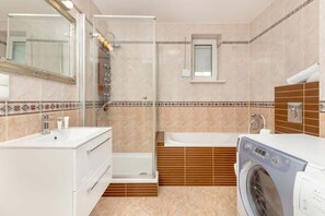 Shower, hair dryer, towels, shampoo - Spacious Apartment for 8 Persons | Balcony and Parking (Gdansk)