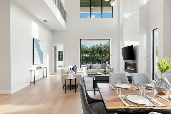 Interior - 560 Perfectly Situated · Walk 2 Beaches & The Ritz (Naples)